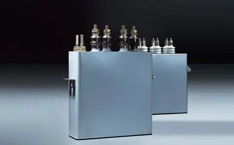 電容器在直流電路中起什么作用？