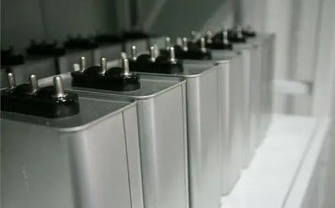 哪些因素影響電力電容器的容量？