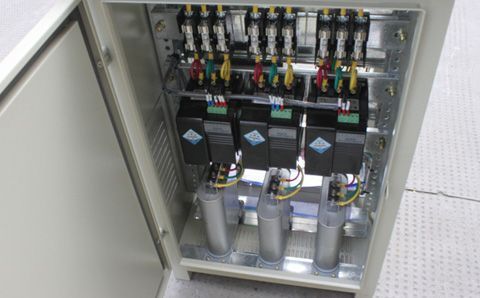 如何快速識別電容器組中有故障的低壓電容器？